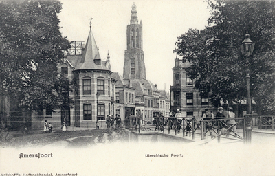 12591 Gezicht in de Utrechtsestraat met bebouwing te Amersfoort uit het zuidwesten; met links de linker- en voorgevel ...